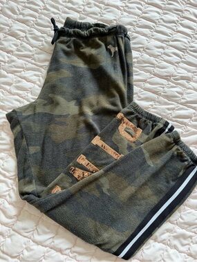 Pink- como green sweats